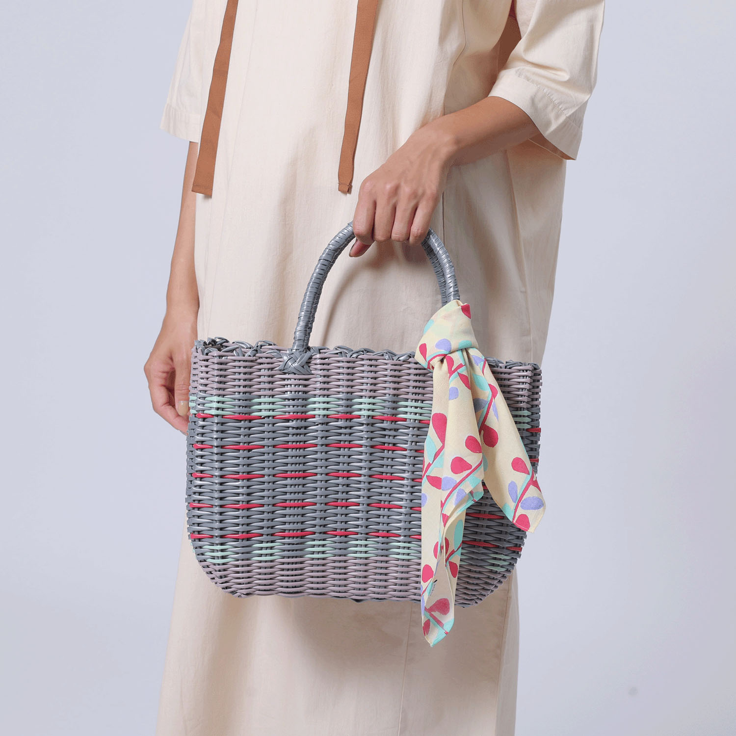 色の組み合わせが楽しいレジャーにぴったりなパーチャスバッグ - 画像9