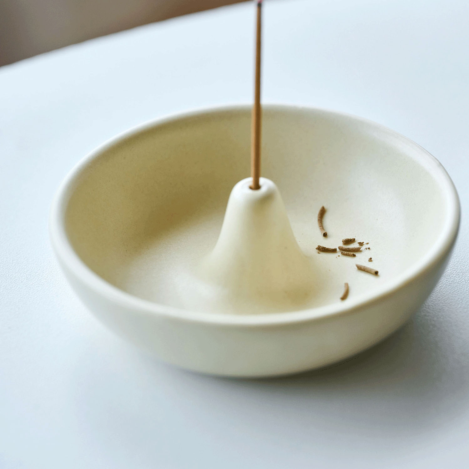 灰をためて捨てられる 陶器のベーグル香立て - 画像3