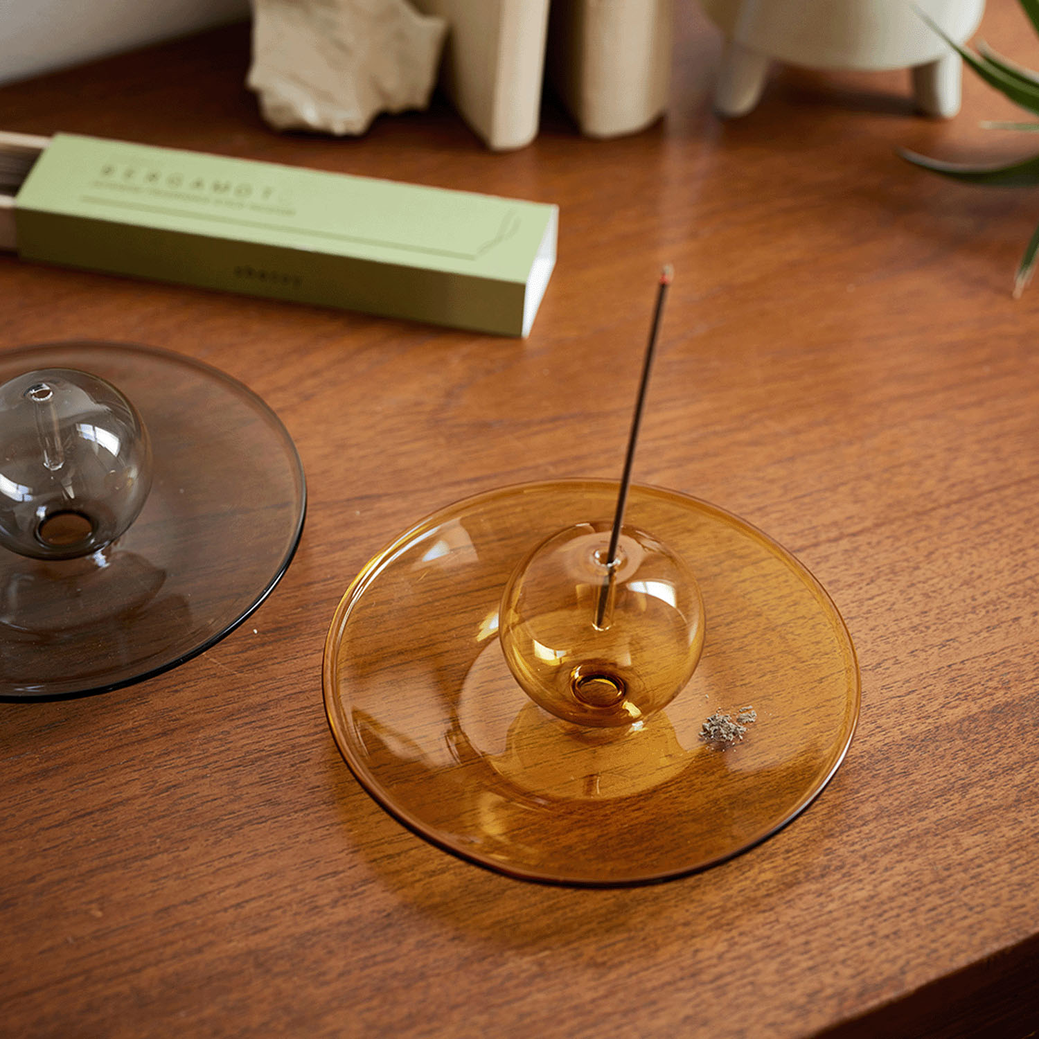 落ちる灰を受け止めるガラスの香立て - 画像2