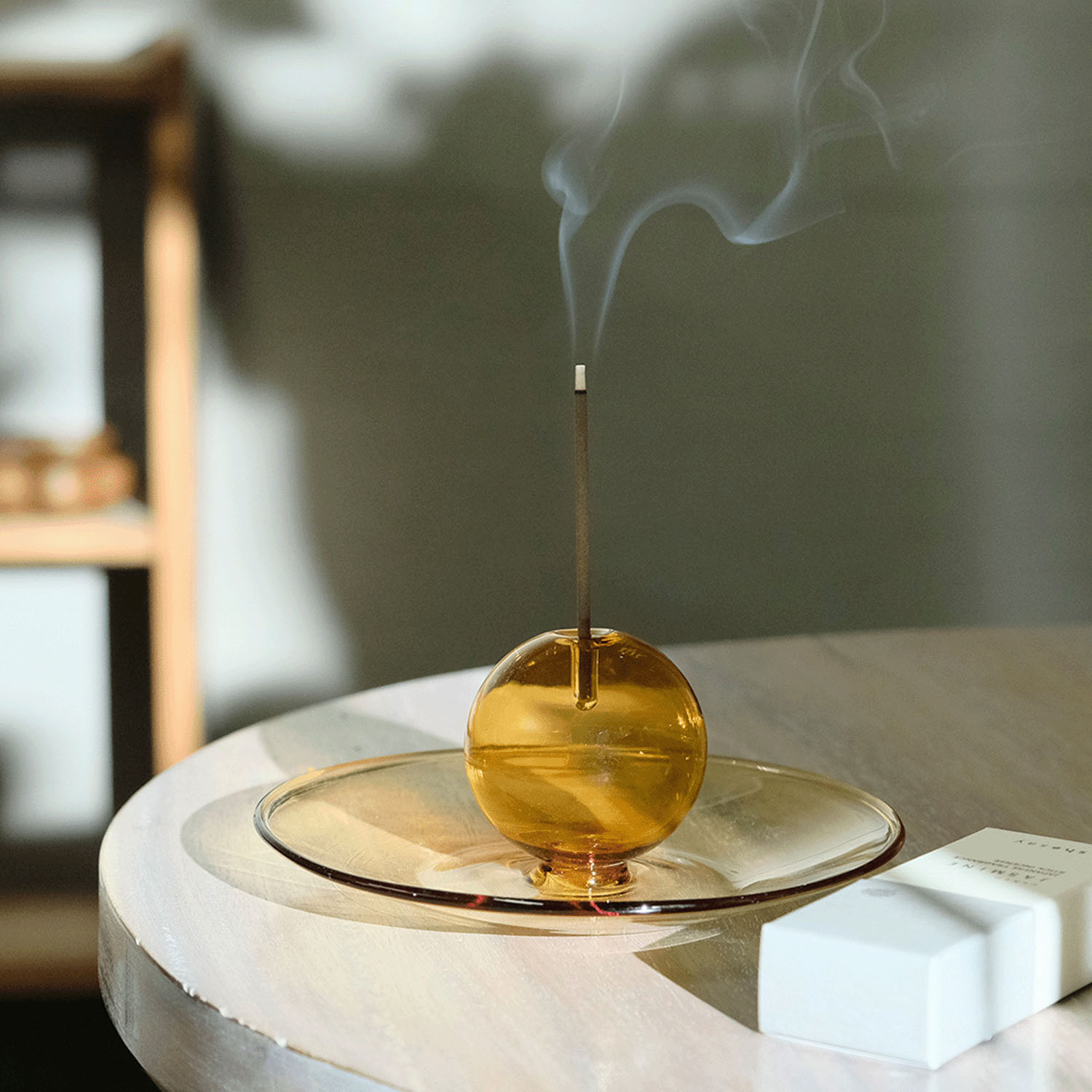 落ちる灰を受け止めるガラスの香立て - 画像3