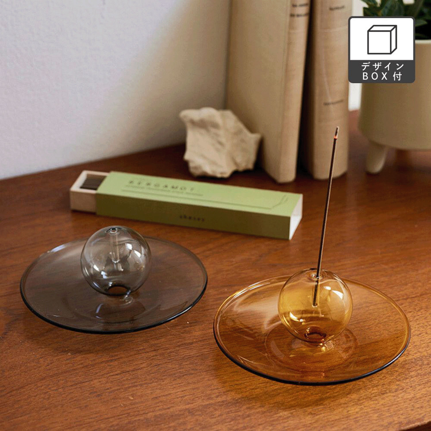 落ちる灰を受け止めるガラスの香立て