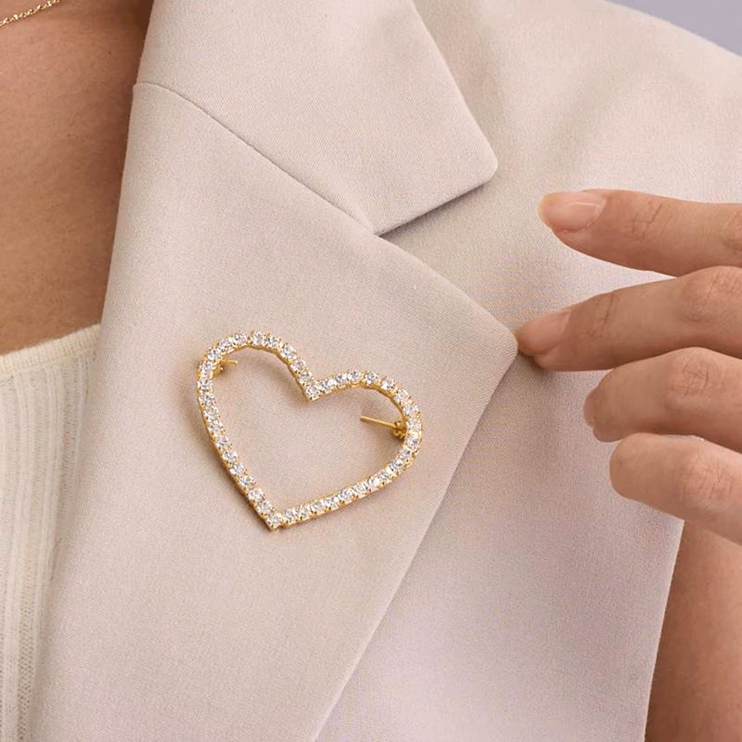 日本製 ビジューオープンハートブローチ