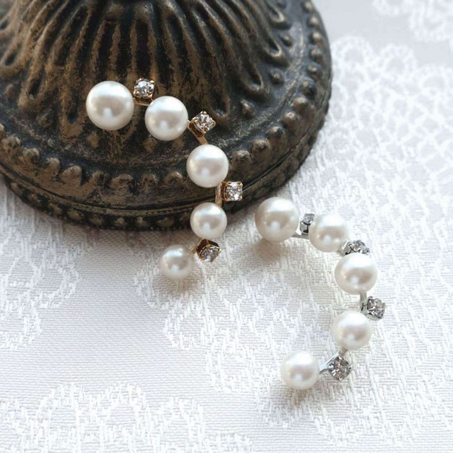 日本製 クレッセントパールビジューピンブローチ - 画像1