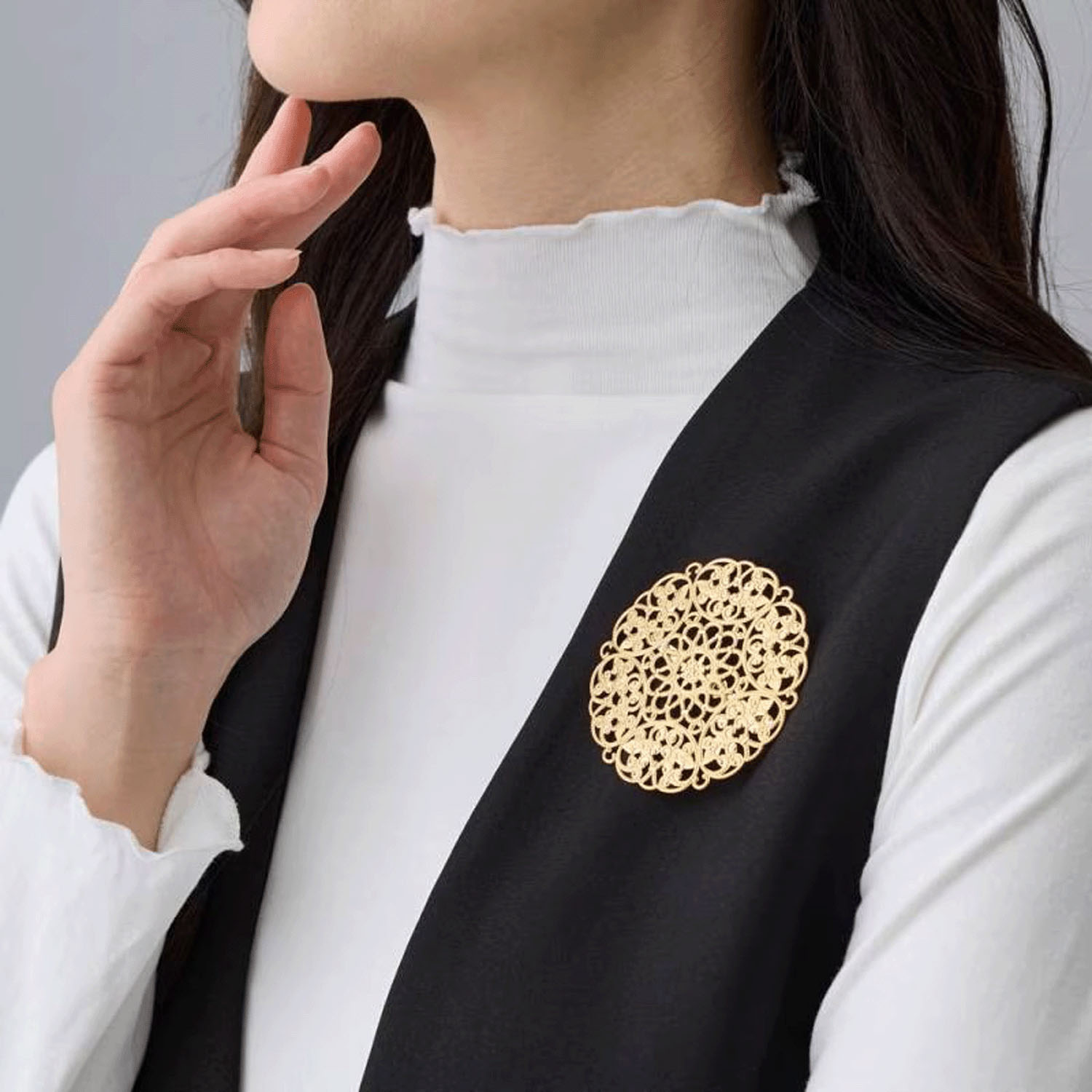 日本製 アラベスクブローチ