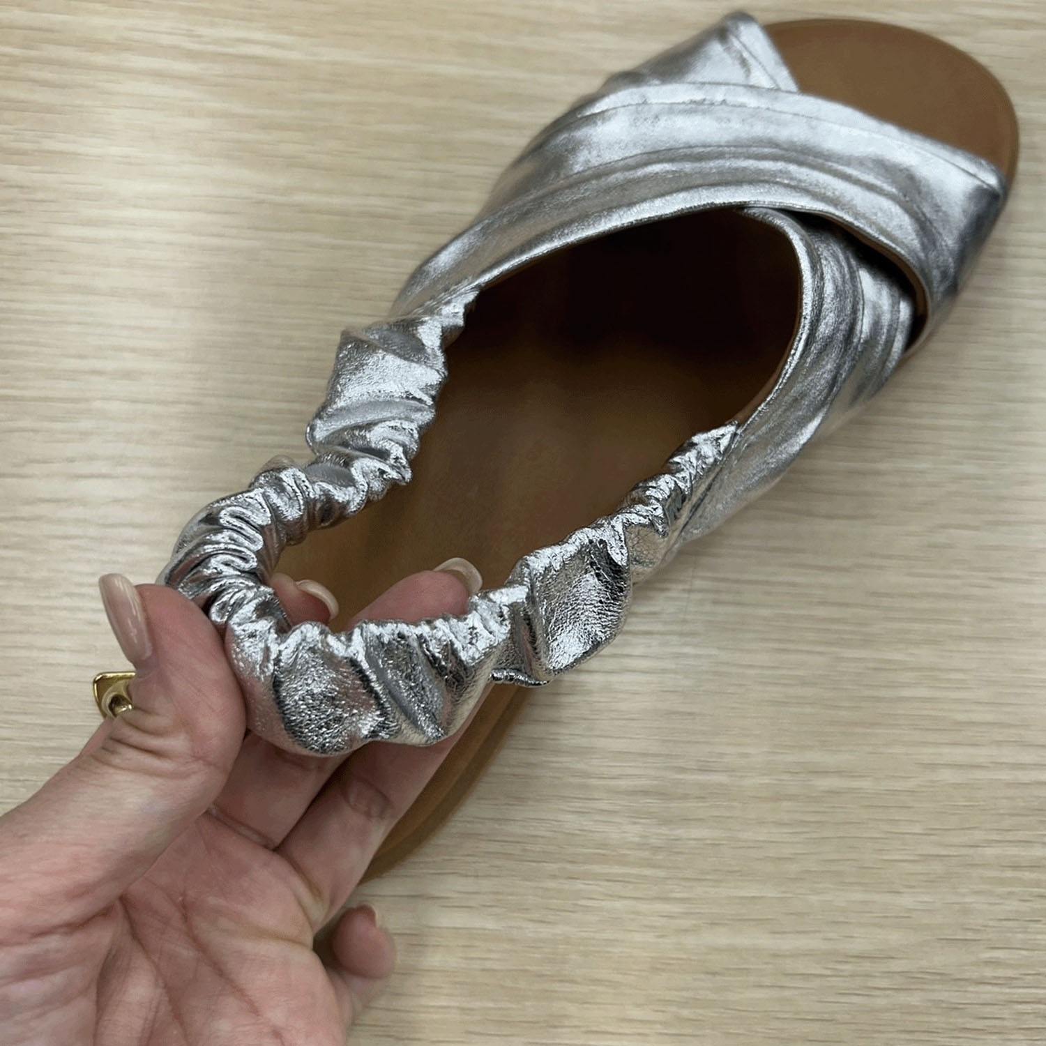 BARI ギャザーストラップサンダル - 画像6