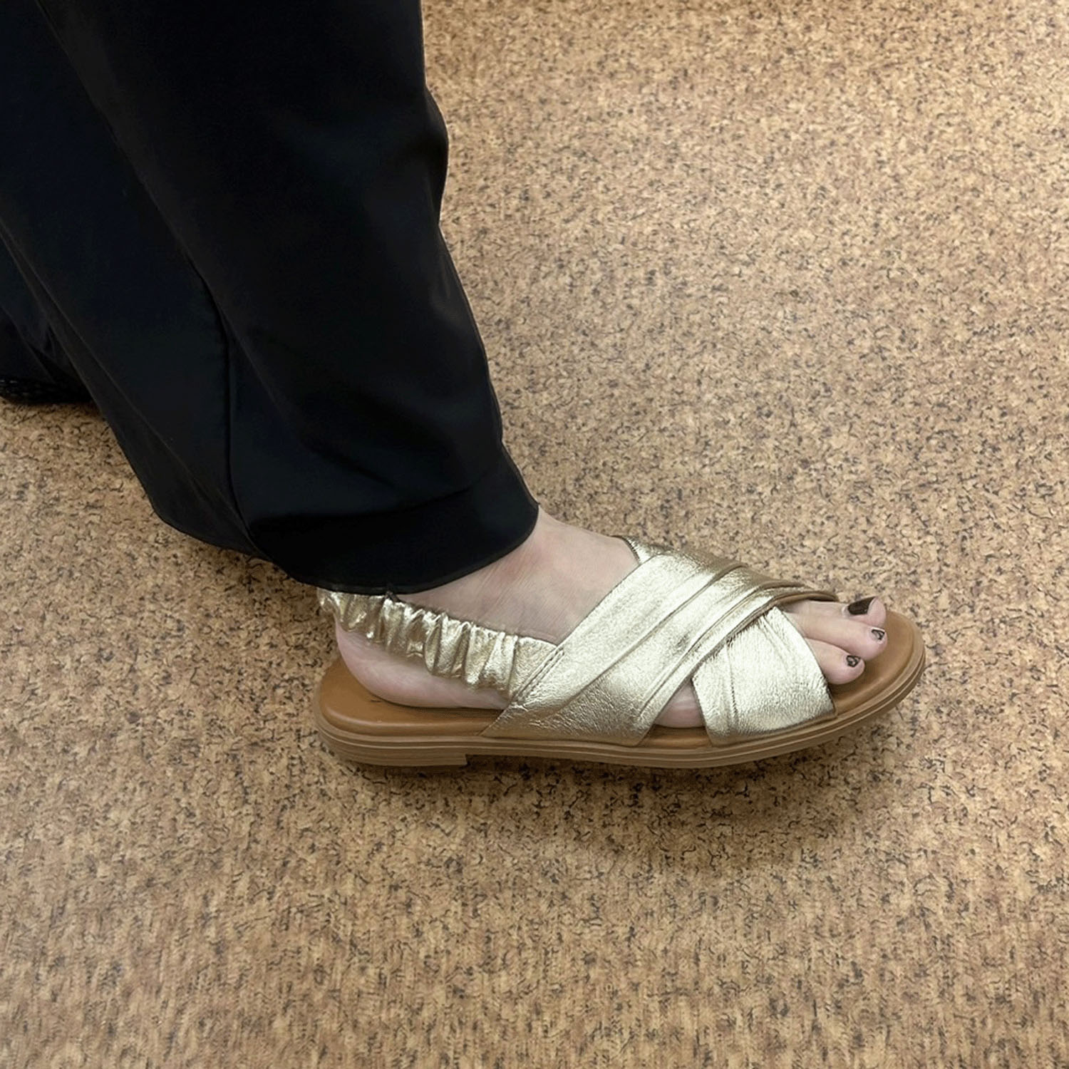 BARI ギャザーストラップサンダル - 画像10