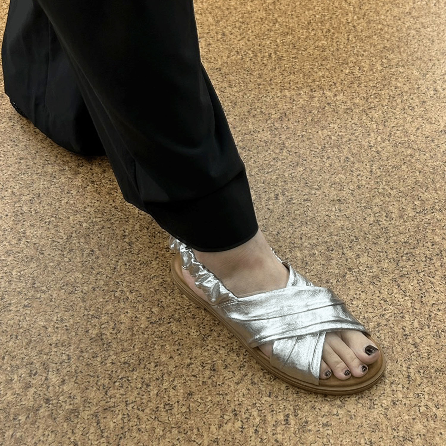 BARI ギャザーストラップサンダル