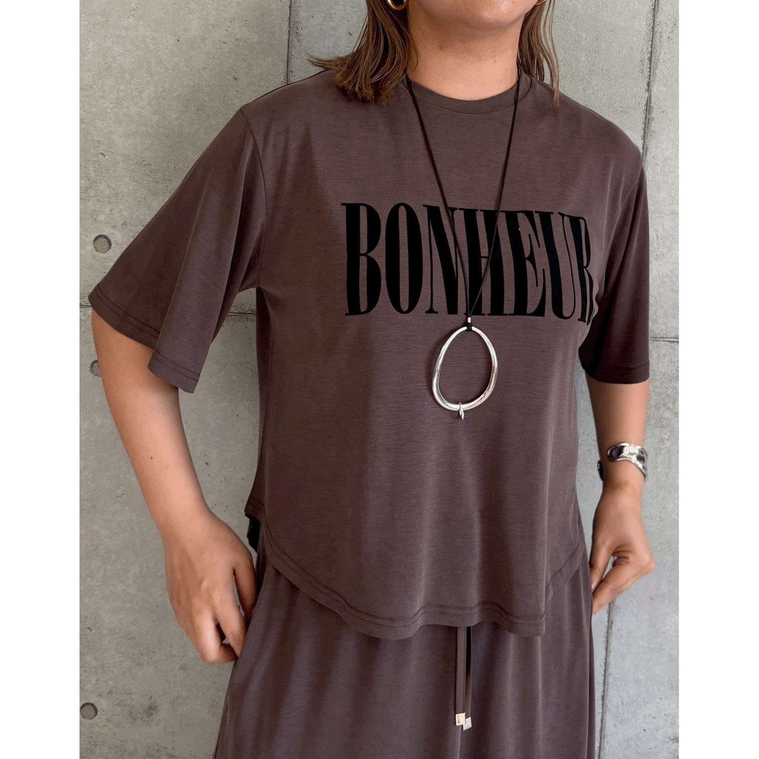 【InstaLive】ROSIEE ソフトな風合いフロッキープリントTシャツ