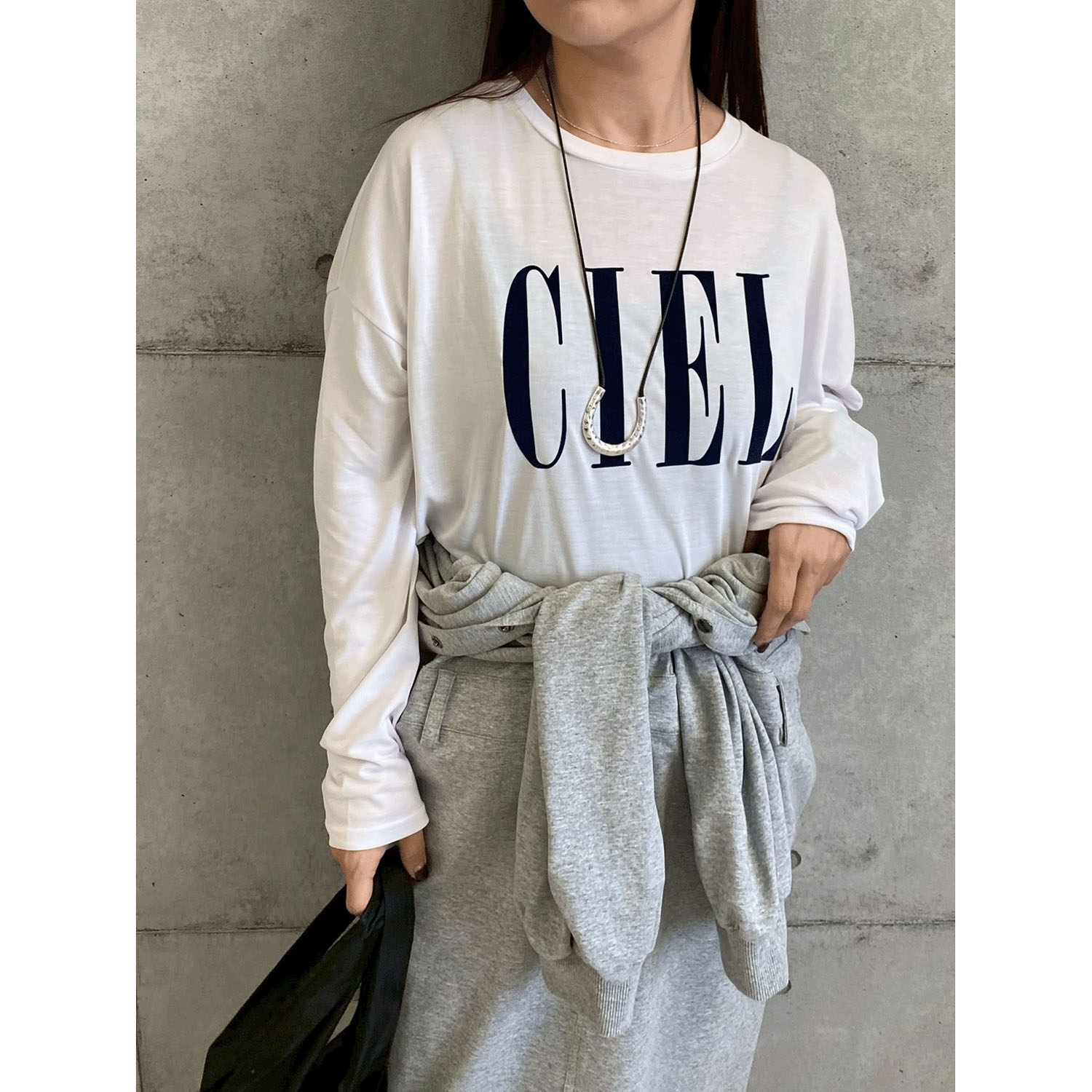 ROSIEE ソフトな風合いフロッキープリントTシャツ - 画像2