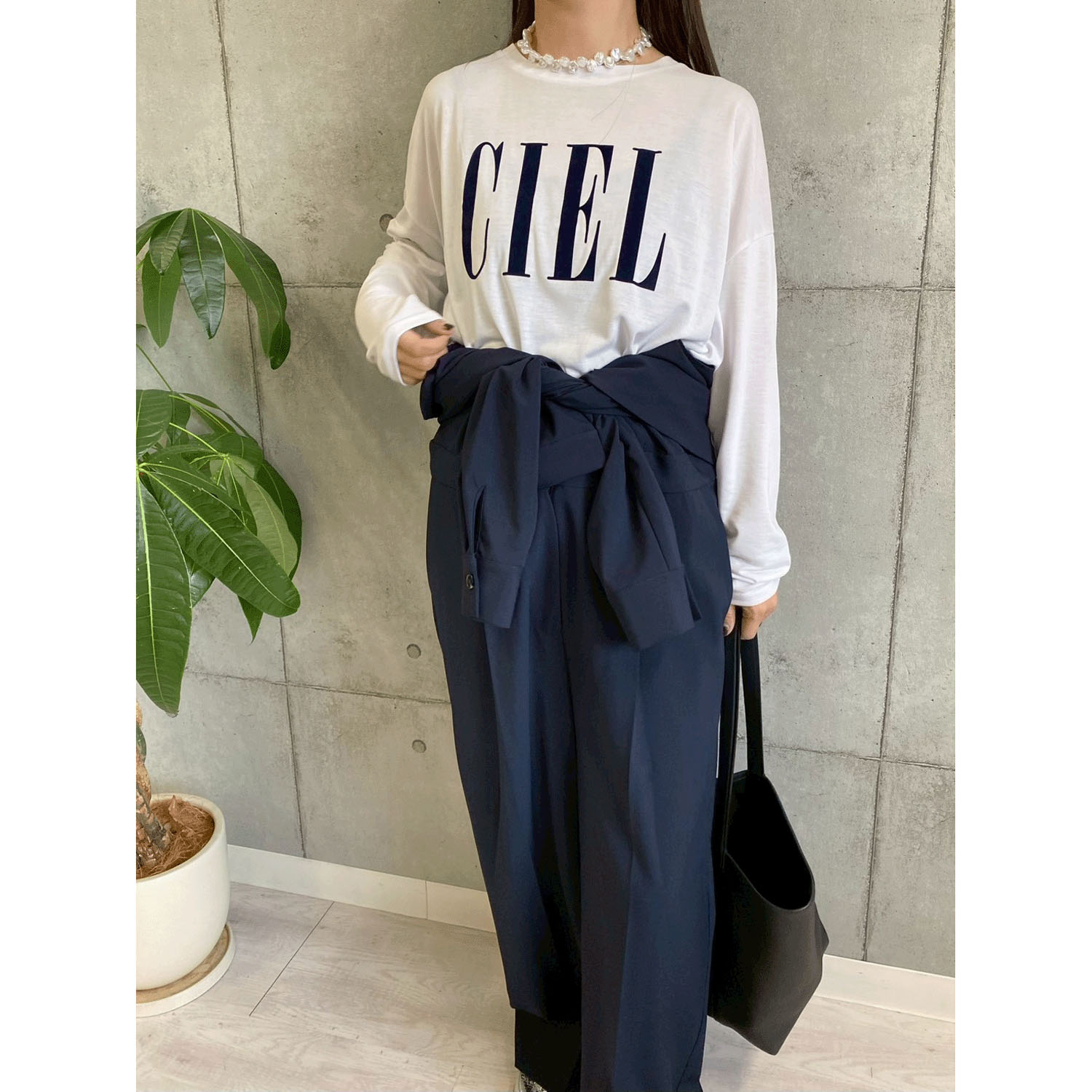 ROSIEE ソフトな風合いフロッキープリントTシャツ - 画像5