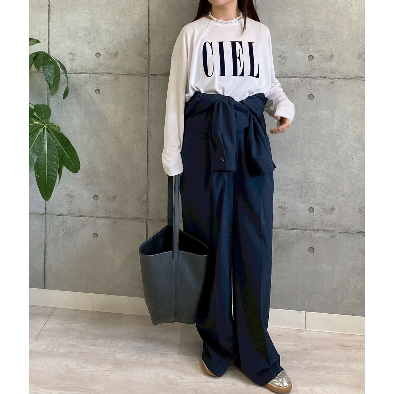 ROSIEE ソフトな風合いフロッキープリントTシャツ - 画像6