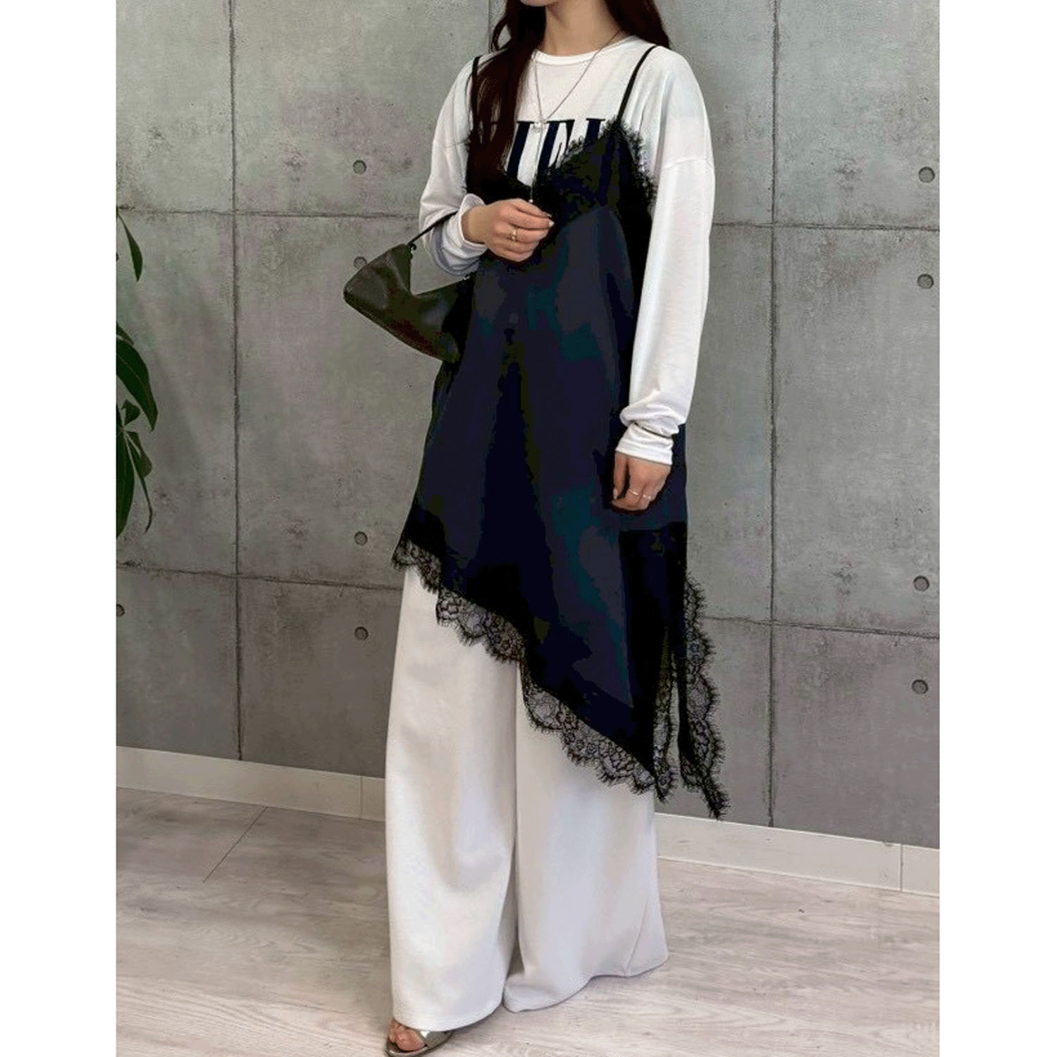 ROSIEE ソフトな風合いフロッキープリントTシャツ - 画像9