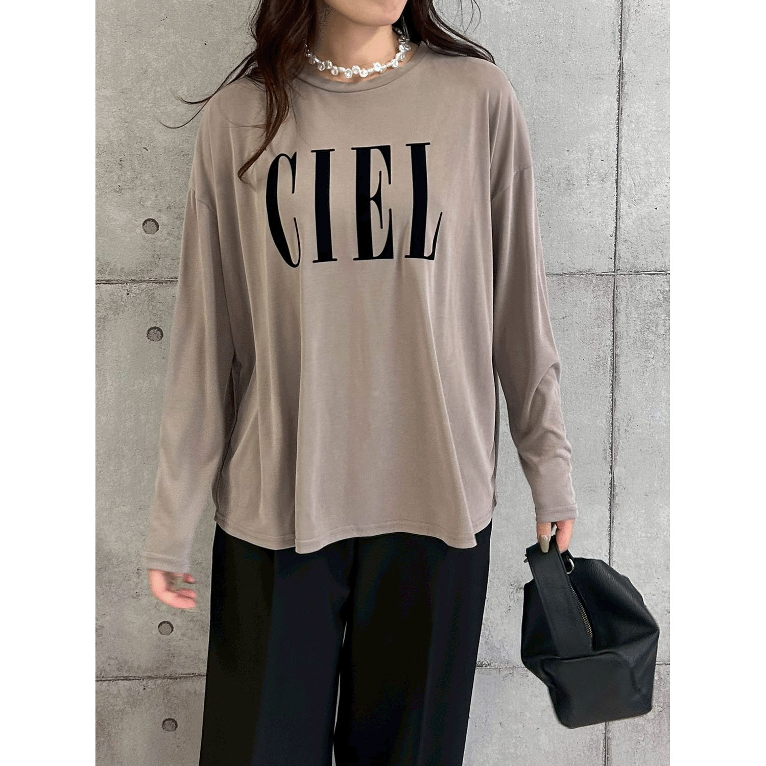 ROSIEE ソフトな風合いフロッキープリントTシャツ