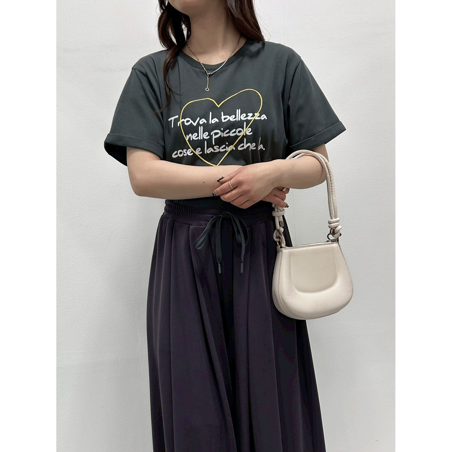 ROSIEE ハート刺繍×手書き風ロゴプリントTシャツ - 画像23