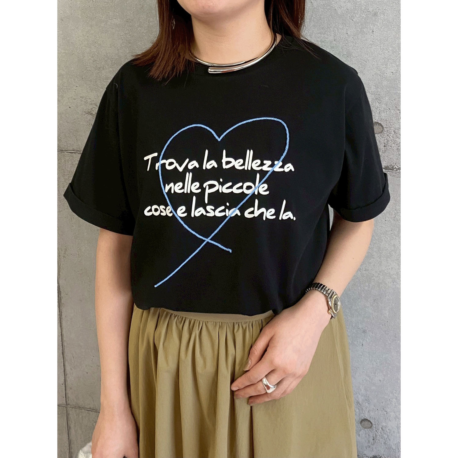 ROSIEE ハート刺繍×手書き風ロゴプリントTシャツ