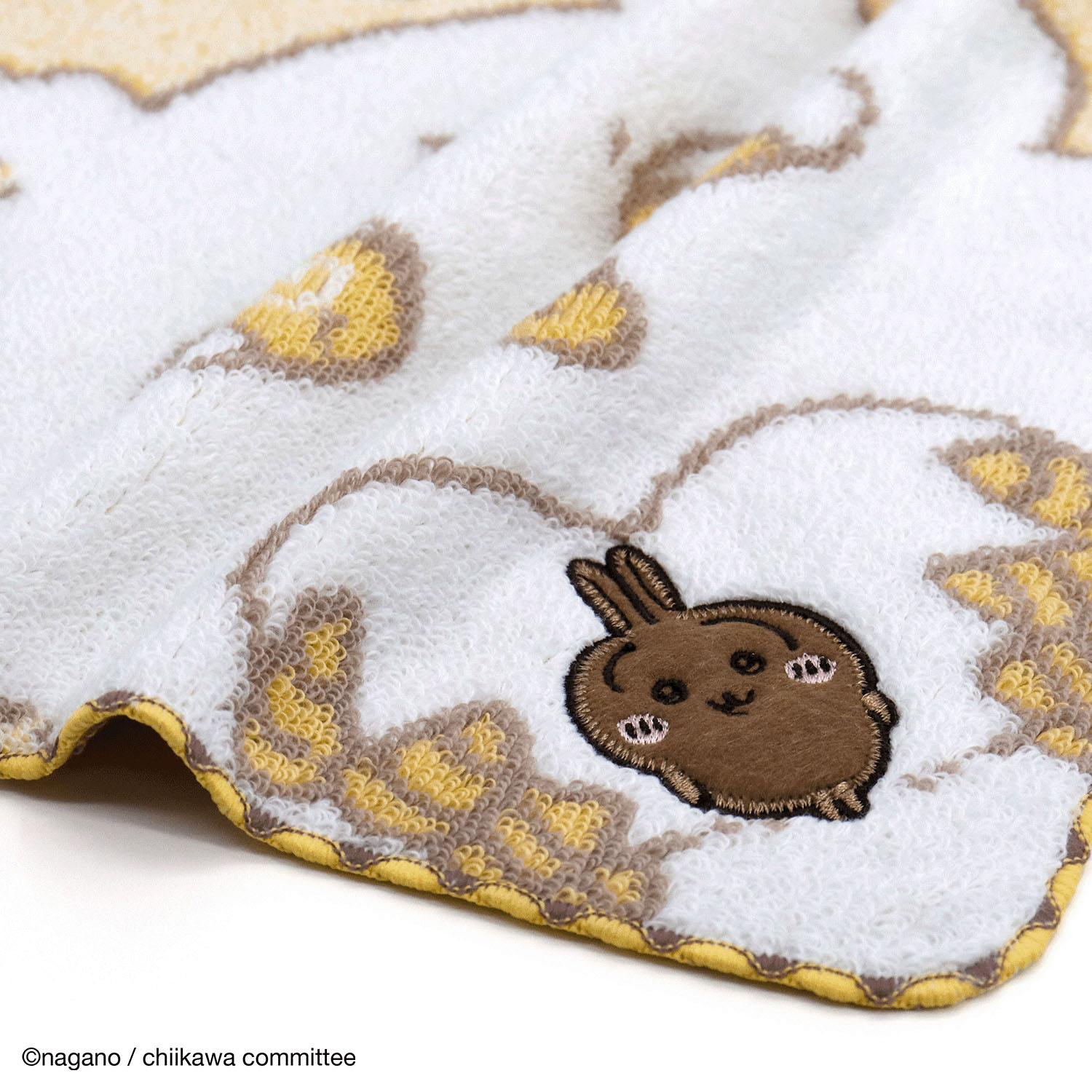 ちいかわ  かたまってるよ タオルハンカチ イエロー／うさぎ - 画像2