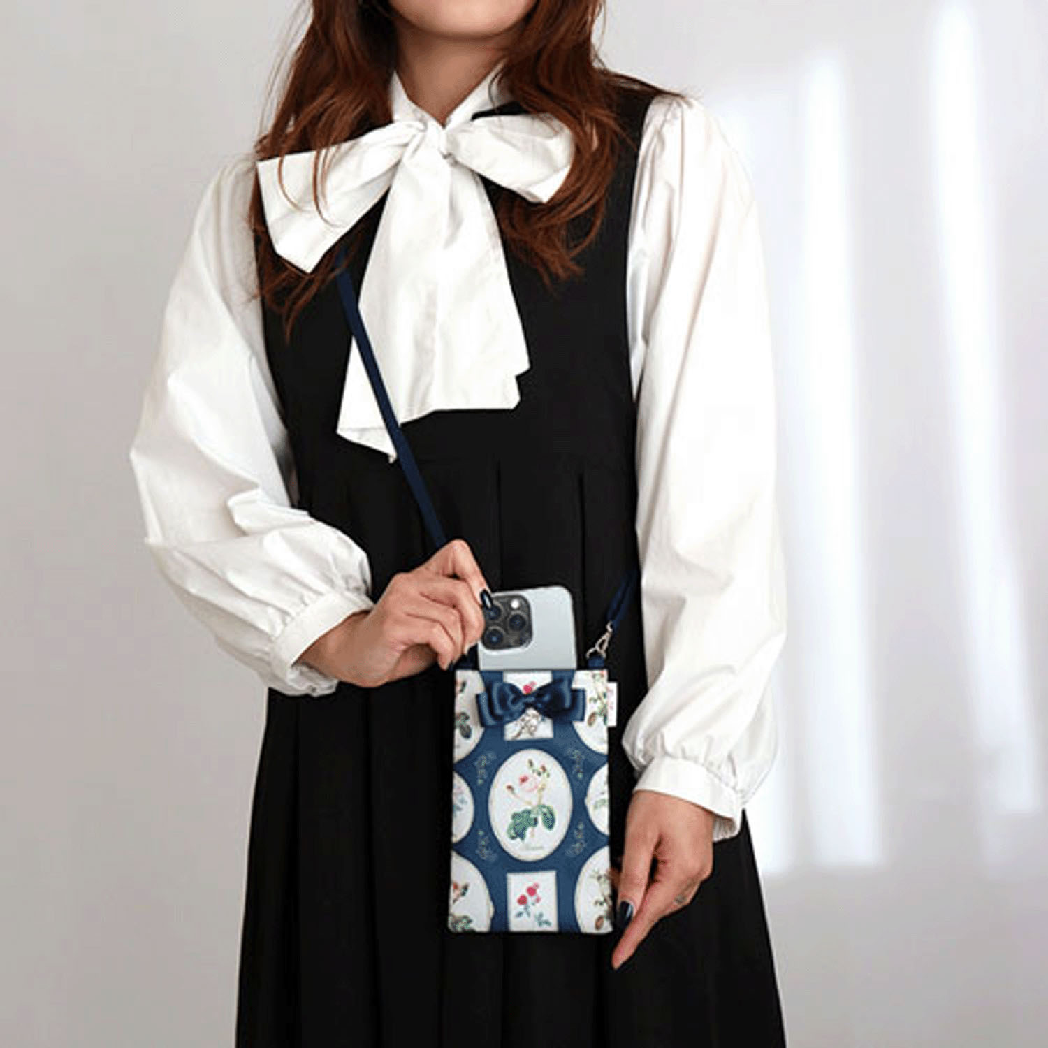 ルドゥーテ フレーム柄リボン付き スマホポシェット - 画像3